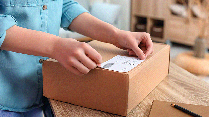 段ボールにラベルを貼り付け