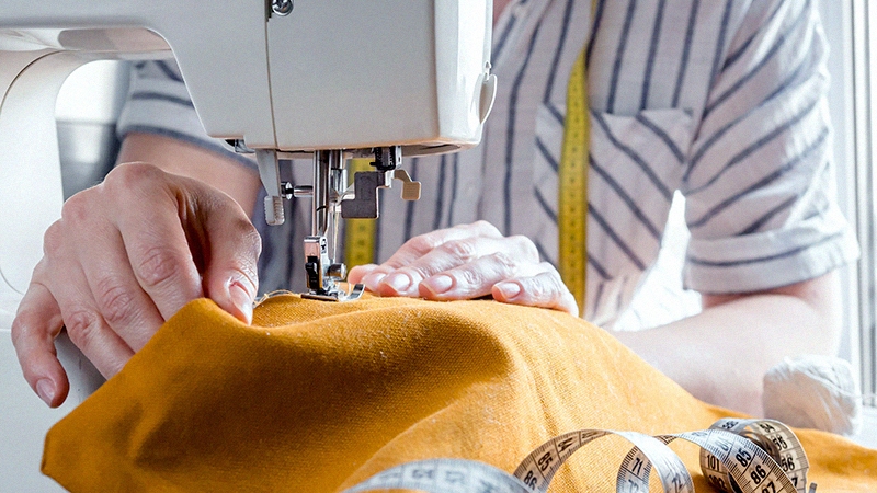 ミシンを使う利用者